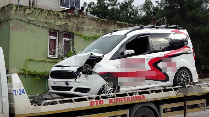 Hafif Ticari Araç İle Tır Çarpıştı: 6 Yaralı