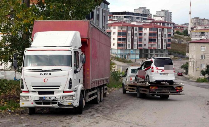Hafif Ticari Araç İle Tır Çarpıştı: 6 Yaralı
