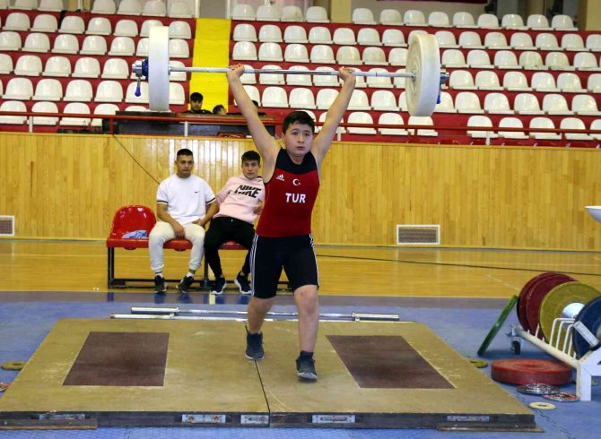 Okullar Halter Müsabakasında Yarıştı