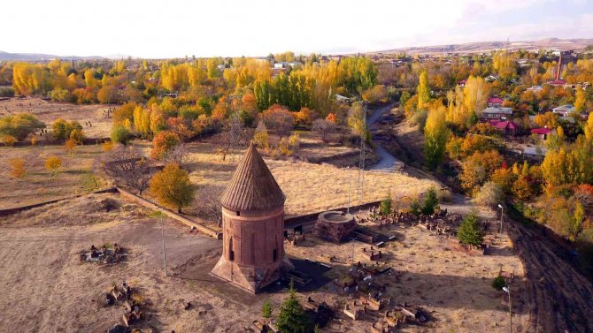 Tarihi Şehir Ahlat’ta Sonbahar Manzaraları Görenleri Mest Etti