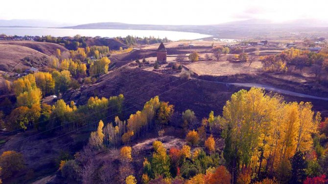 Tarihi Şehir Ahlat’ta Sonbahar Manzaraları Görenleri Mest Etti