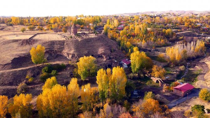 Tarihi Şehir Ahlat’ta Sonbahar Manzaraları Görenleri Mest Etti