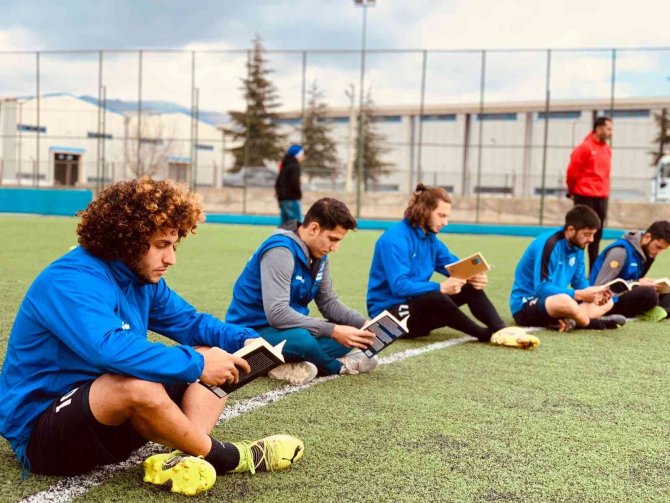 Bu Kez Sahada Kitap Okudular