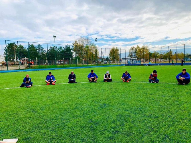 Bu Kez Sahada Kitap Okudular
