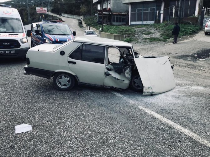 Sinop’ta Otomobil, İş Makinesine Çarptı: 6 Yaralı