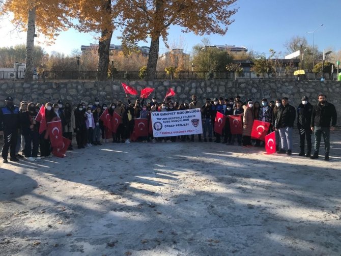 Edremitli Öğrenciler Akdamar Adası’nı Gezdiler