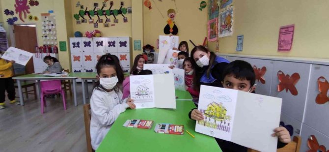 Polis Çocuklarla Boyama Yaptı