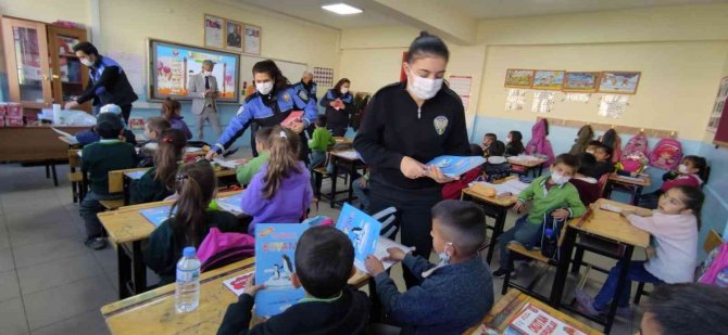 Polis Çocuklarla Boyama Yaptı