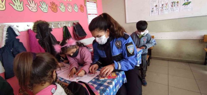 Polis Çocuklarla Boyama Yaptı