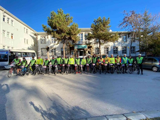 630 Kilometre Pedal Çevirip, Anıtkabir’e Ulaştılar