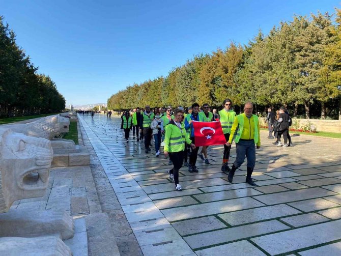 630 Kilometre Pedal Çevirip, Anıtkabir’e Ulaştılar