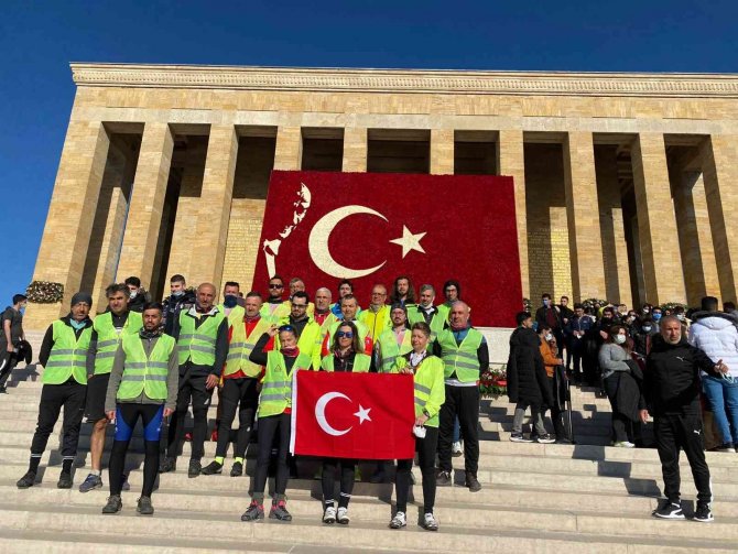 630 Kilometre Pedal Çevirip, Anıtkabir’e Ulaştılar
