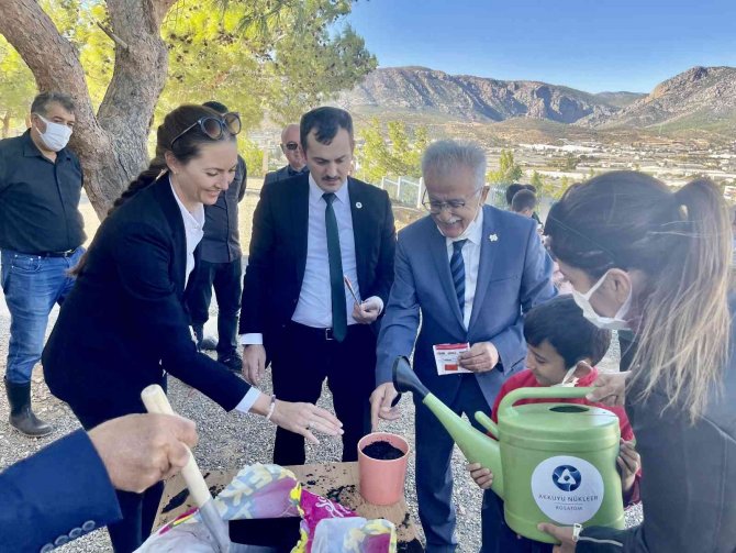 Akkuyu Nükleer A.ş. Temsilcileri, Öğrencilerle Birlikte Mandalina Fidanı Dikti