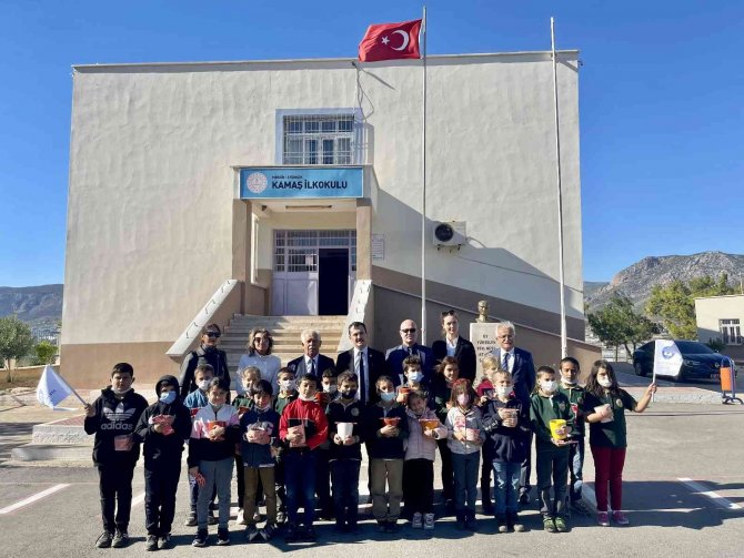 Akkuyu Nükleer A.ş. Temsilcileri, Öğrencilerle Birlikte Mandalina Fidanı Dikti