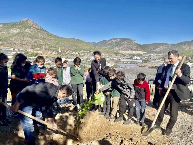Akkuyu Nükleer A.ş. Temsilcileri, Öğrencilerle Birlikte Mandalina Fidanı Dikti
