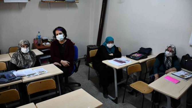 Yaşlı Teyzeler, Okuma Azimleri İle Gençlere Taş Çıkarıyor