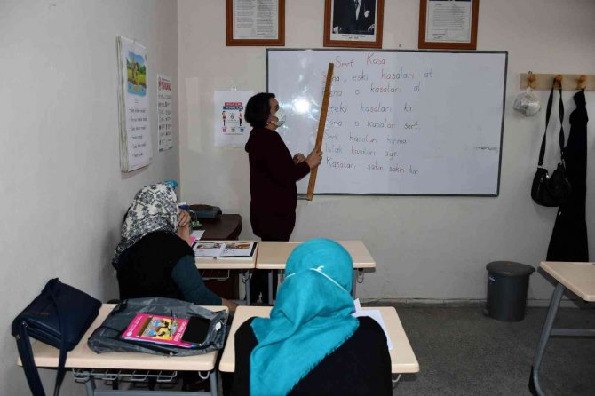 Yaşlı Teyzeler, Okuma Azimleri İle Gençlere Taş Çıkarıyor