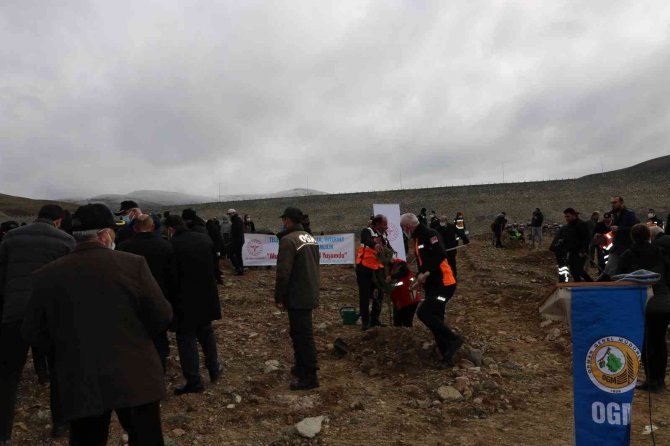 Bayburt’ta “Tableti, Telefonu Bırak Doğaya Can Kat” Temasıyla Fidan Dikildi