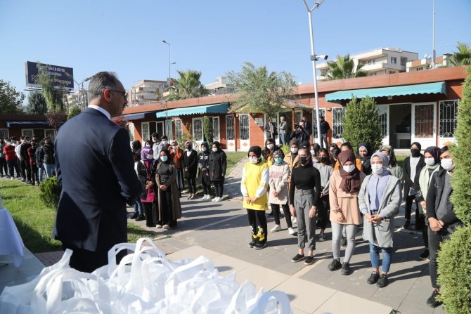 Belediye Başkanı Öğrencilere Eğitim Seti Hediye Etti