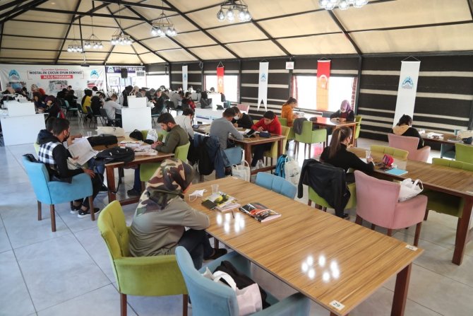 Belediye Başkanı Öğrencilere Eğitim Seti Hediye Etti