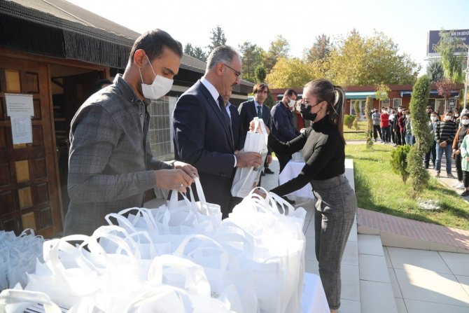 Belediye Başkanı Öğrencilere Eğitim Seti Hediye Etti