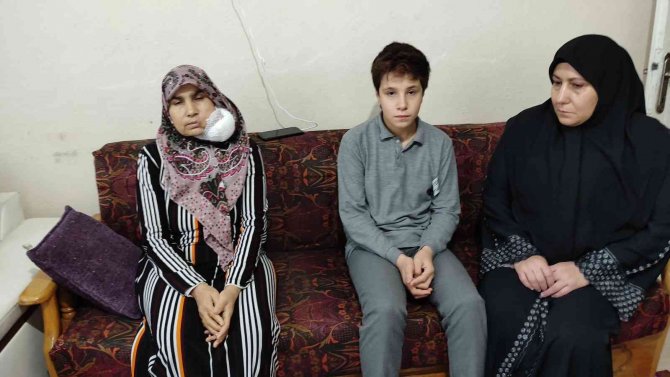 Yüzündeki Dev Kitleden Kurtulmak İçin Yardım Bekliyor