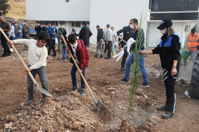 Cizre’de Öğrenciler Emniyet Bahçesine Fidan Dikti