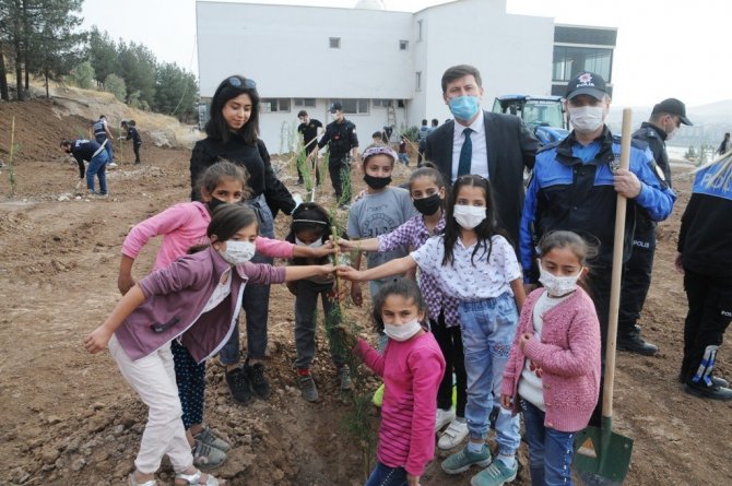 Cizre’de Öğrenciler Emniyet Bahçesine Fidan Dikti