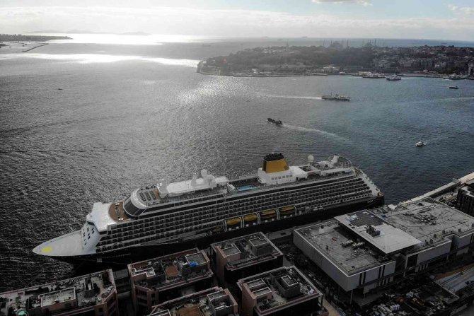Dev Kruvaziyer Gemisi İ̇stanbul’a Demirledi