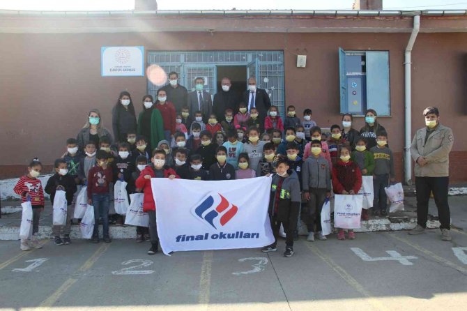 Evde Yaptıkları Yiyecekleri Oyuncakla Takas Ettiler, Köy Okullarına Gönderdiler