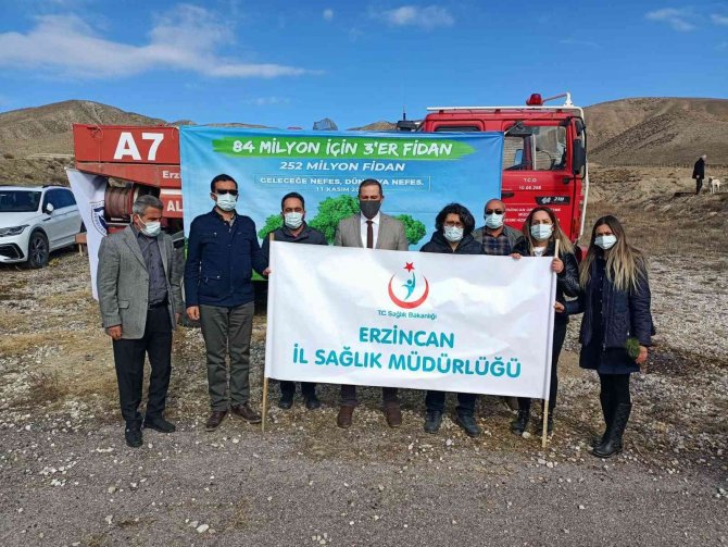 Sağlıkçılar “Tableti, Telefonu Bırak Doğaya Can Kat” Sloganıyla Fidan Dikti