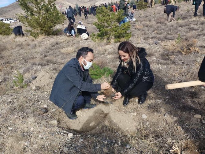 Sağlıkçılar “Tableti, Telefonu Bırak Doğaya Can Kat” Sloganıyla Fidan Dikti