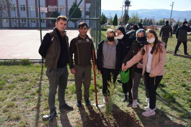 Gediz’de 300 Fidan Toprakla Buluştu