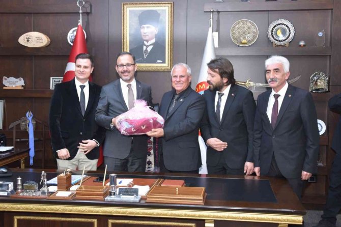 Bakan Kasapoğlu Soma Belediyesini Ziyaret Etti