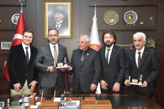 Bakan Kasapoğlu Soma Belediyesini Ziyaret Etti