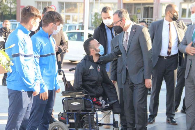 Bakan Kasapoğlu: "Tüm Oyunları Birlikte Bozacağız"