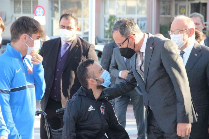 Bakan Kasapoğlu: "Tüm Oyunları Birlikte Bozacağız"