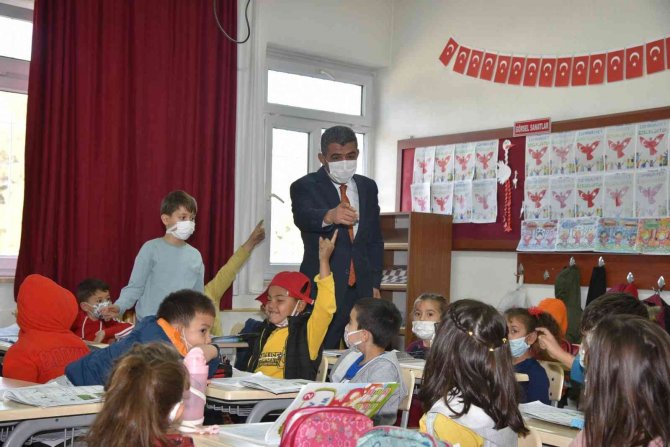 Milli Eğitim Müdürü Ekici Öğretmen Ve Öğrencilerle Bir Araya Geldi