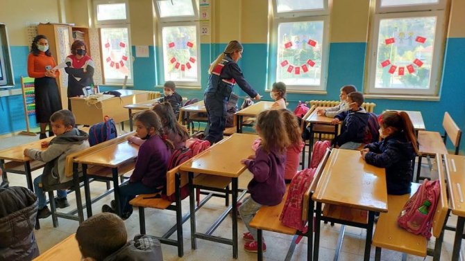 Öğrenciler Narkotik Köpeğinin Gösterisini Heyecanla İzledi