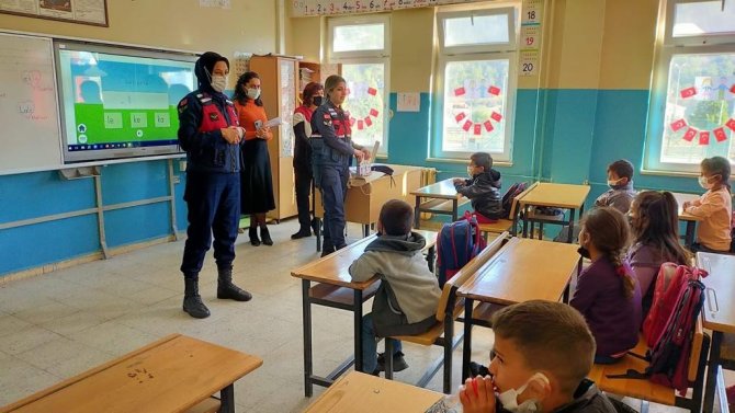 Öğrenciler Narkotik Köpeğinin Gösterisini Heyecanla İzledi