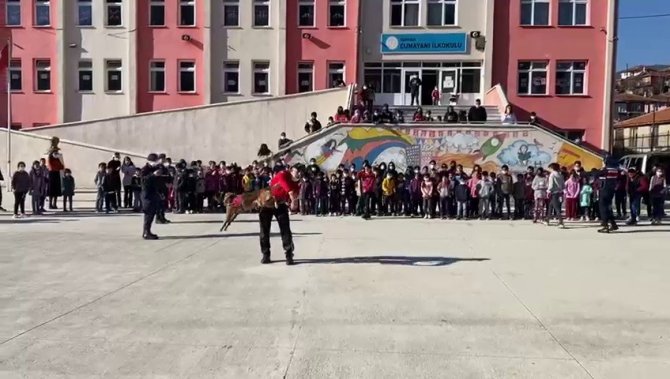 Öğrenciler Narkotik Köpeğinin Gösterisini Heyecanla İzledi