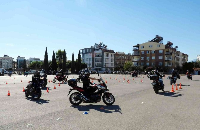 Kepez’de Motosiklet Sürücülerine Güvenli Sürüş Eğitimi