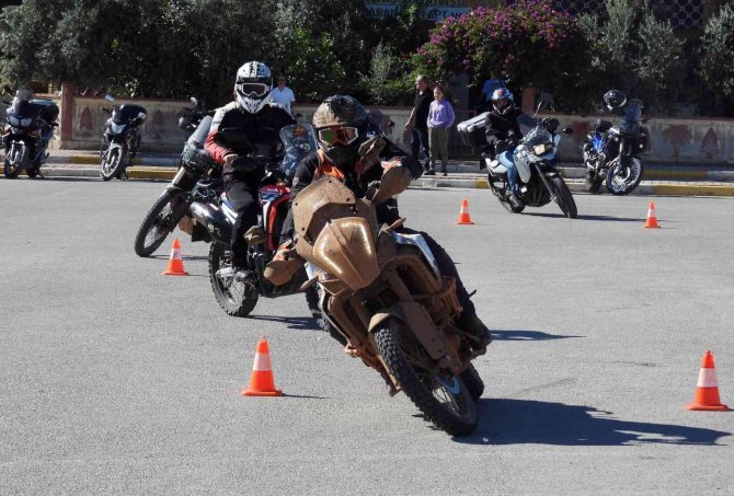 Kepez’de Motosiklet Sürücülerine Güvenli Sürüş Eğitimi