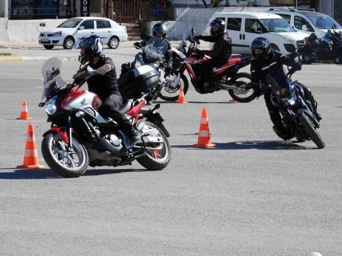 Kepez’de Motosiklet Sürücülerine Güvenli Sürüş Eğitimi