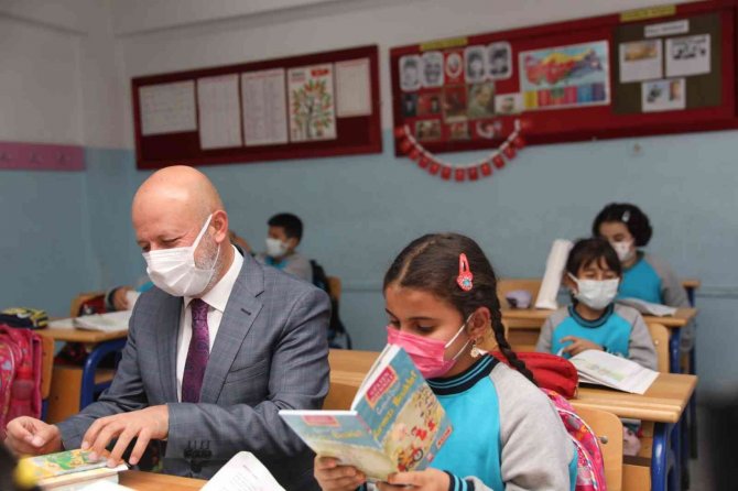 ‘Kocasinan Okuyor’ Projesinde Öğrencilere Kitap Seti Dağıtıldı