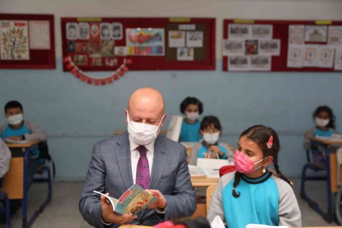 ‘Kocasinan Okuyor’ Projesinde Öğrencilere Kitap Seti Dağıtıldı