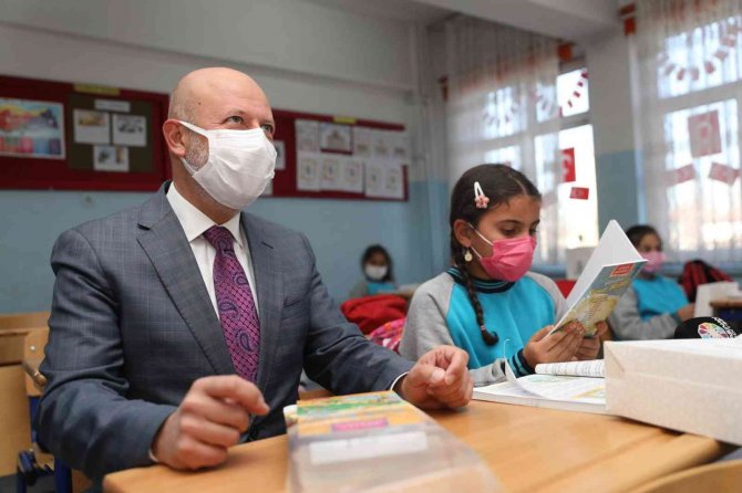 ‘Kocasinan Okuyor’ Projesinde Öğrencilere Kitap Seti Dağıtıldı