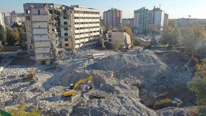Konya’da Depreme Dayanıklı Olmayan Eski Belediye Binasında Yıkım Çalışmaları Sürüyor