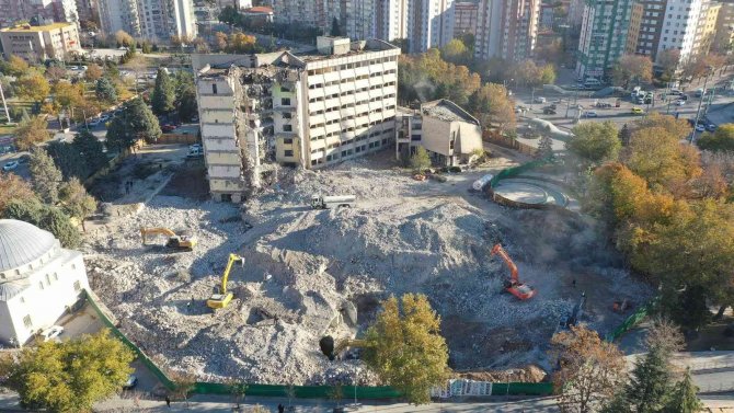 Konya’da Depreme Dayanıklı Olmayan Eski Belediye Binasında Yıkım Çalışmaları Sürüyor