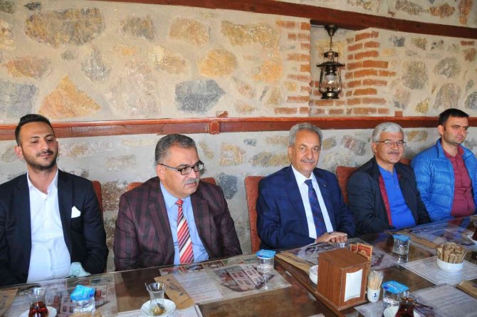 Başkan Akkaya Üniversiteli Gençlerle Buluştu